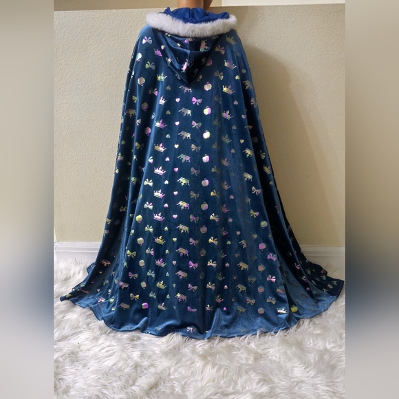 Girls Inspired Snow Queen Elsa Cape, High-Quality Velvet, Beautiful Decorations - Picture 3 of 8
